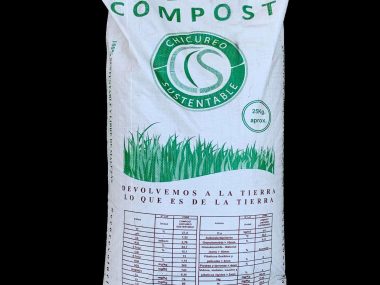 Compost orgánico en saco para agricultura y jardinería